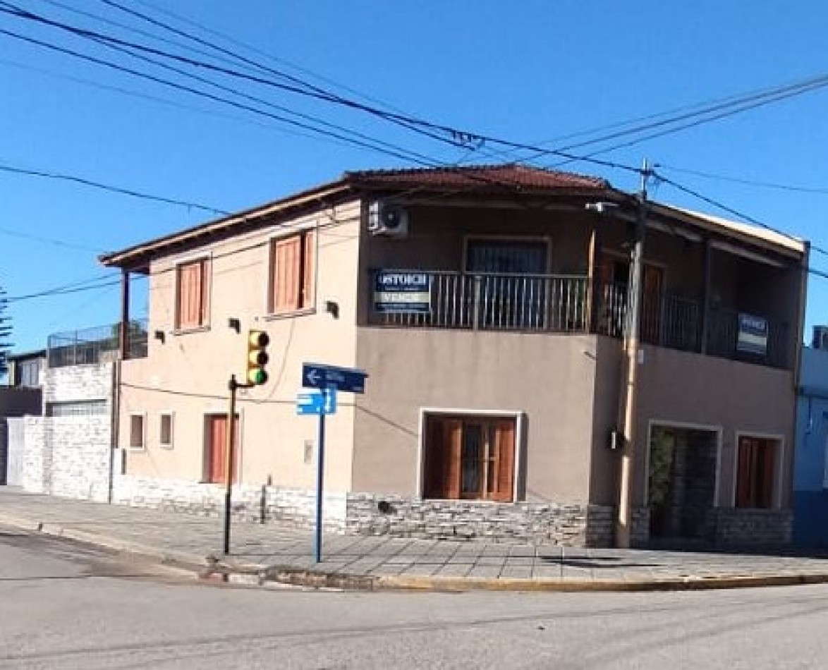 Amplia casa ubicada cobre calle Bme. Mitre