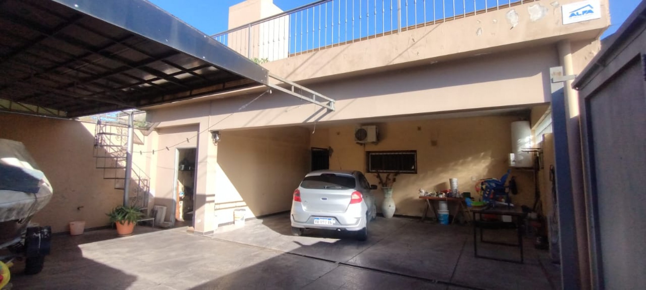 Amplia casa ubicada cobre calle Bme. Mitre