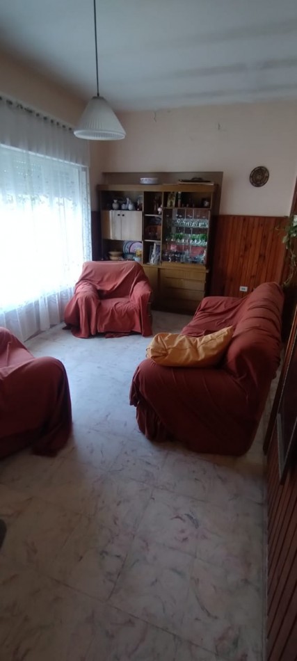Casa centrica con 3 dormitorios y garaje.