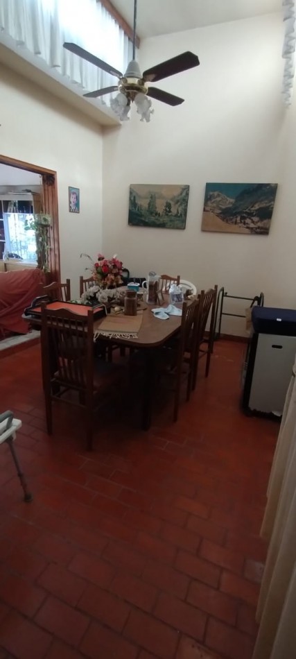 Casa centrica con 3 dormitorios y garaje.