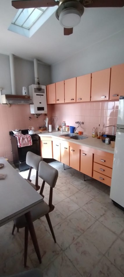 Casa centrica con 3 dormitorios y garaje.
