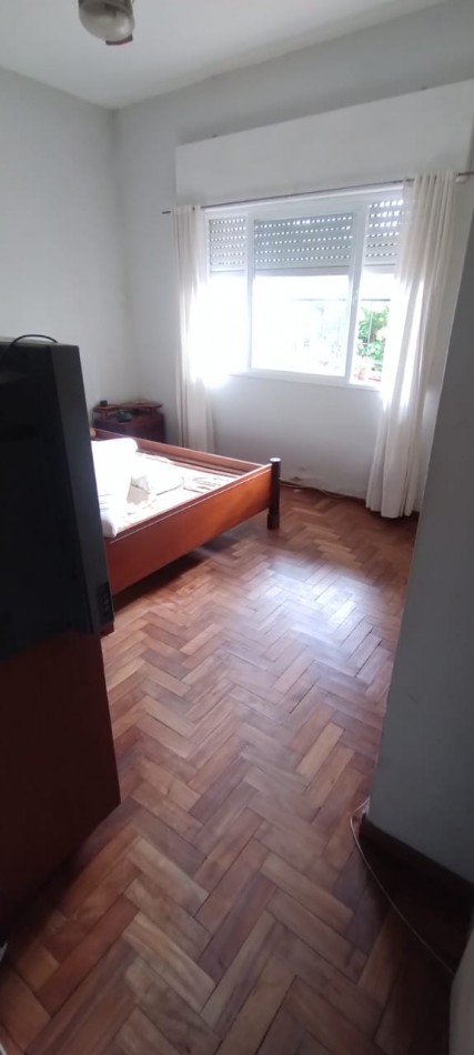 Casa centrica con 3 dormitorios y garaje.