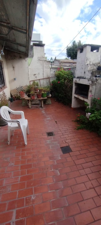 Casa centrica con 3 dormitorios y garaje.
