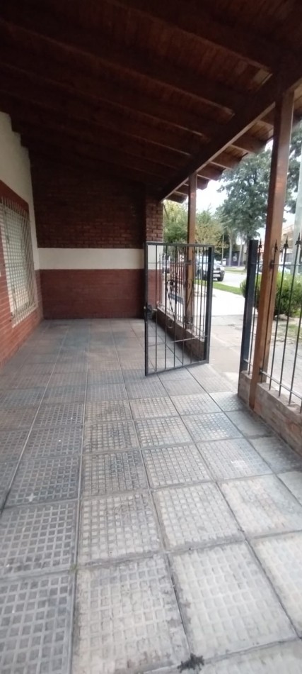 Casa dos dormitorios sobre Avda. Sarmiento