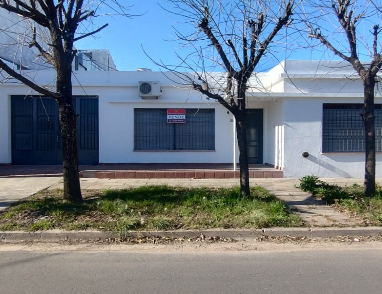 Casa con 3 dormitorios, garaje y patio 