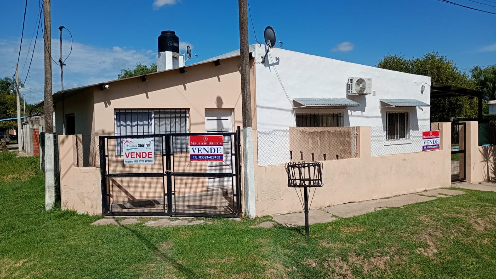 Casa principal, Departamento de 1 dormitorio y Monoambiente. Ubicados sobre terreno de 11 por 35 metros. 