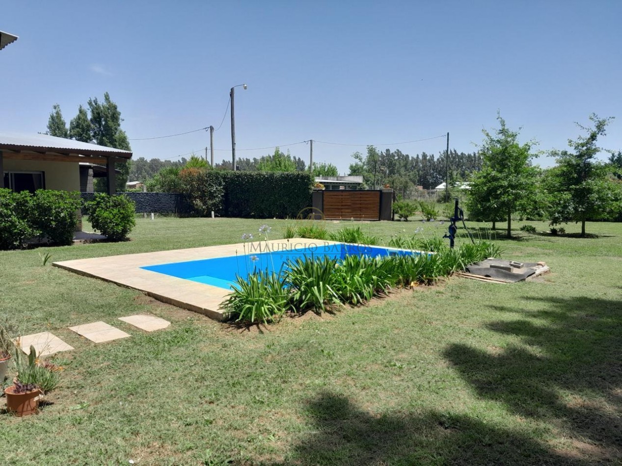 Casa quinta con amplio parque y pileta.
