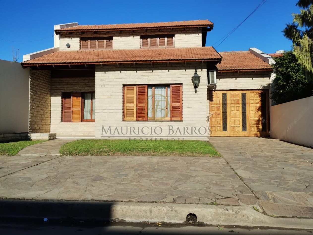 Casa de 4 dormitorios, garaje y patio.