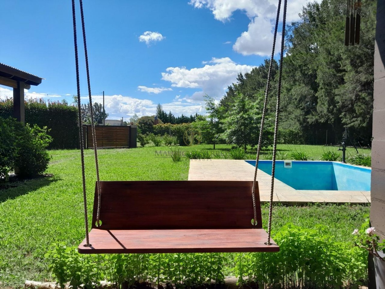 Casa quinta con amplio parque y pileta.