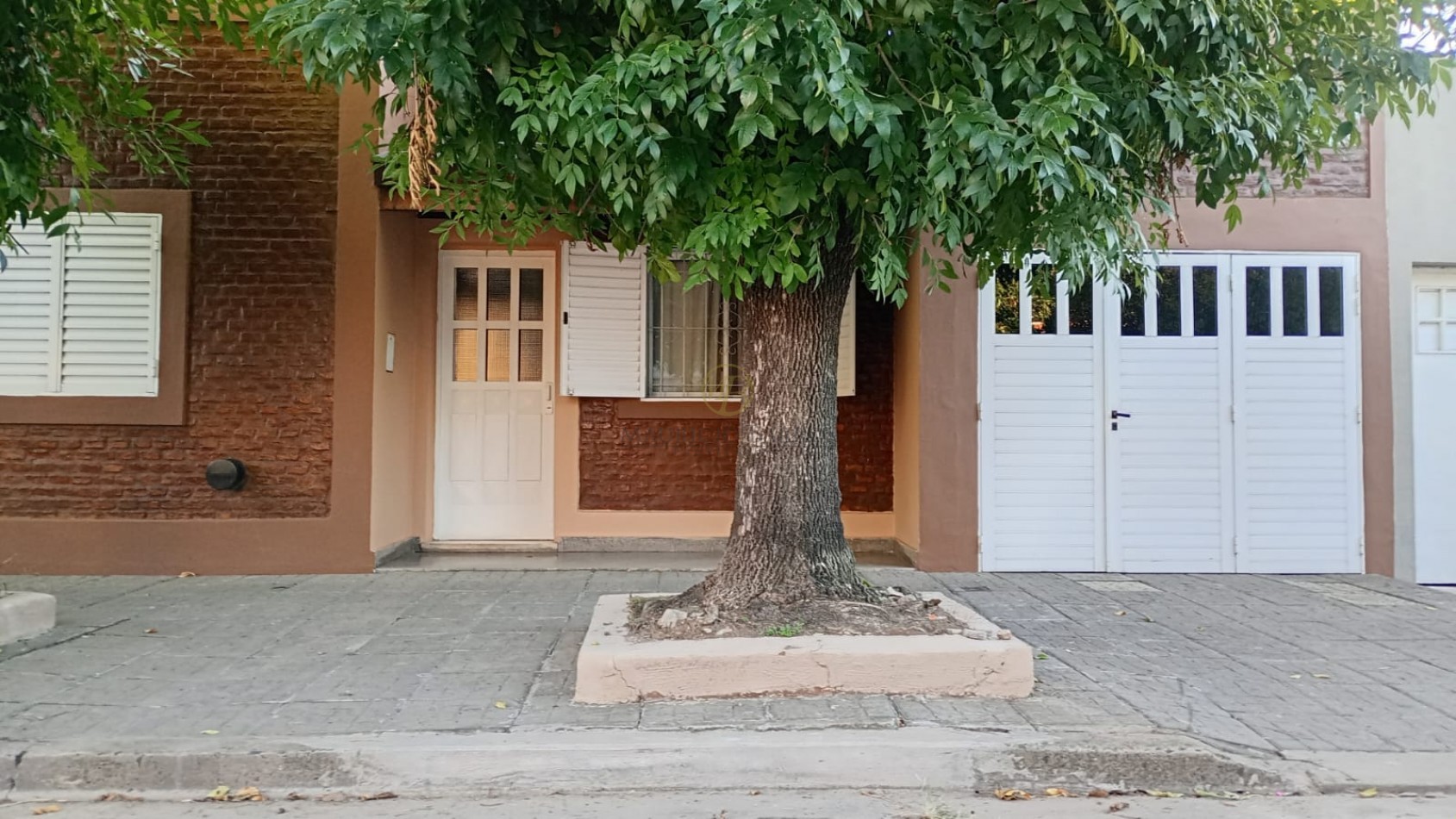 Casa de 2 dormitorios, garaje y quincho.