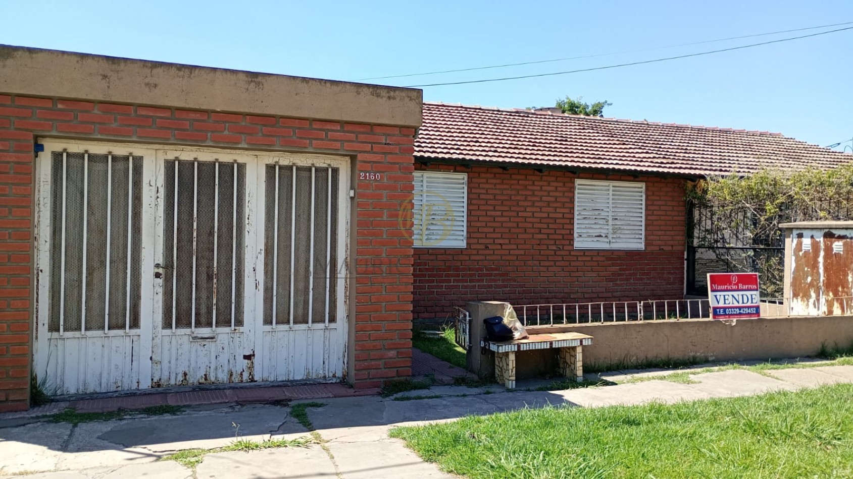 Casa con tres dormitorios, patio y garaje.