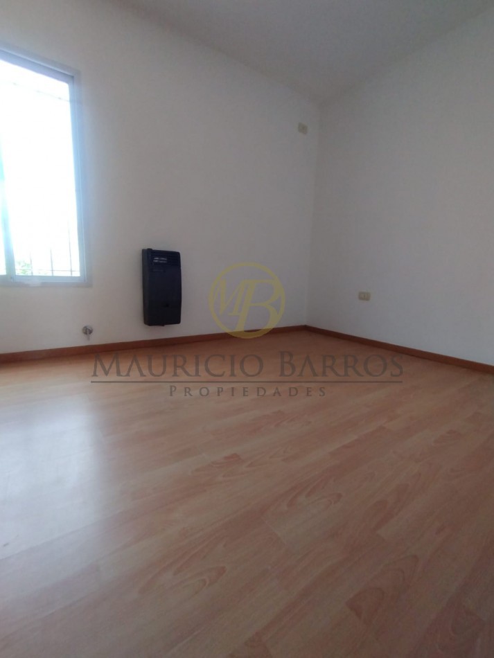 Duplex de dos dormitorios, cochera y patio. Excelente ubicacion y estado.