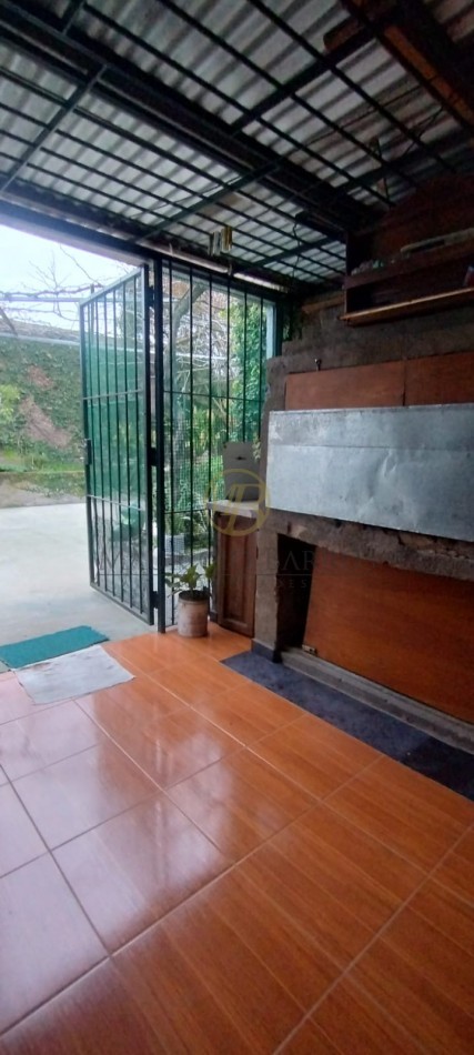 Vivienda familiar con tres dormitorios y patio.