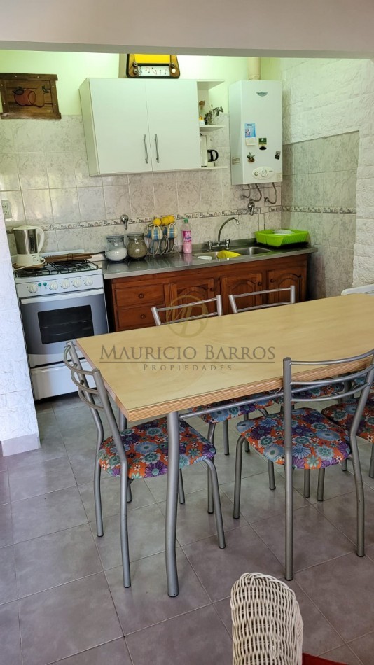 Casa principal, Departamento de 1 dormitorio y Monoambiente. Ubicados sobre terreno de 11 por 35 metros. 