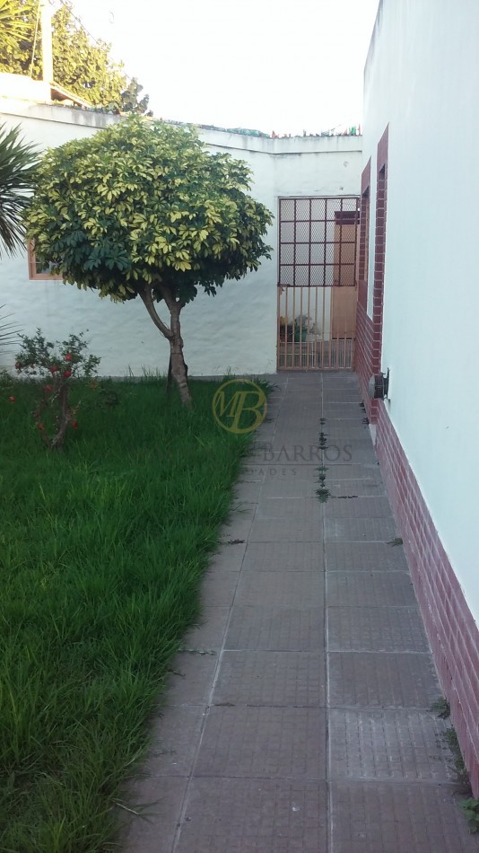 Casa dos dormitorios sobre Avda. Sarmiento