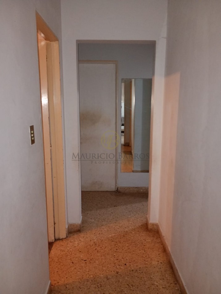 Casa de tres dormitorios con un departamento independiente en planta alta.