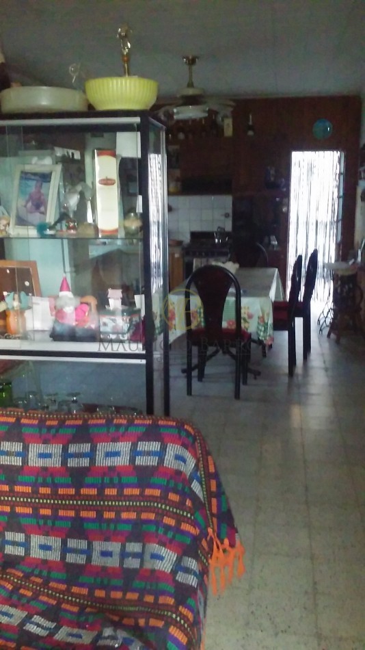 Casa dos dormitorios sobre Avda. Sarmiento