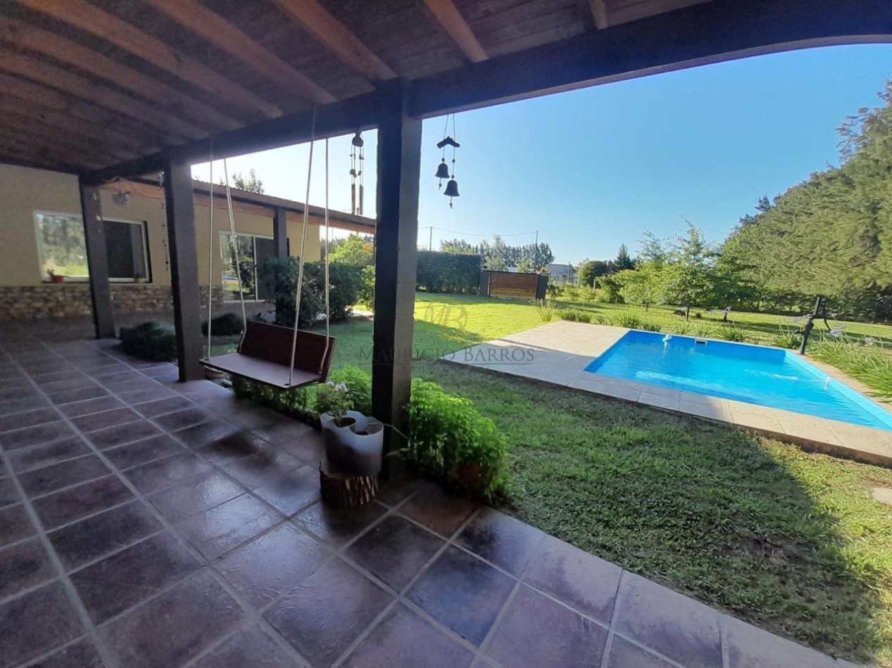 Casa quinta con amplio parque y pileta.