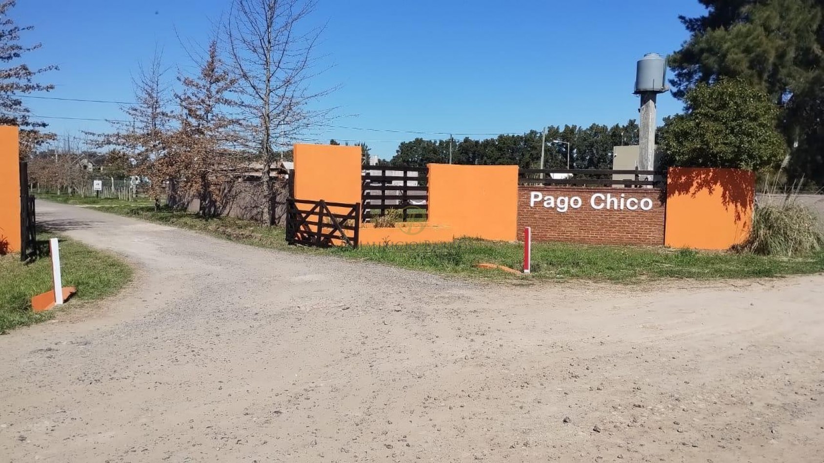 Casa quinta con amplio parque y pileta.