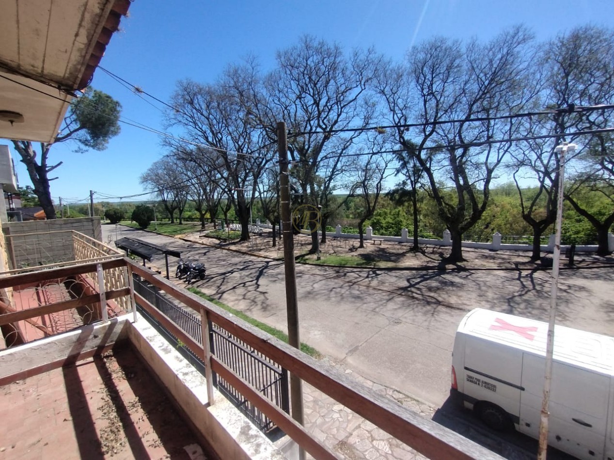 Casa en inmejorable ubicacion, sobre barrancas. A metros de calle Mitre y C. Pellegrini