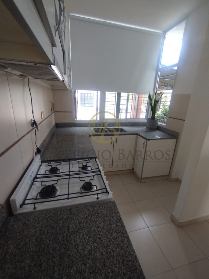Duplex de dos dormitorios, cochera y patio. Excelente ubicacion y estado.