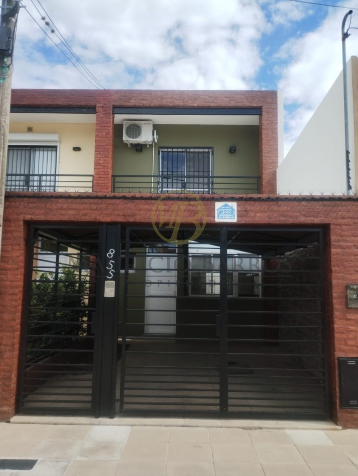 Duplex de dos dormitorios, cochera y patio. Excelente ubicacion y estado.