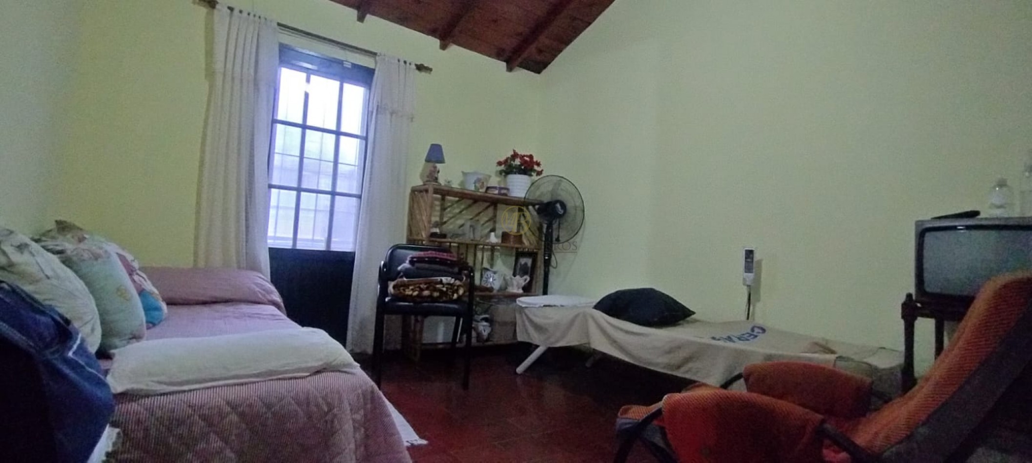 Vivienda familiar con tres dormitorios y patio.