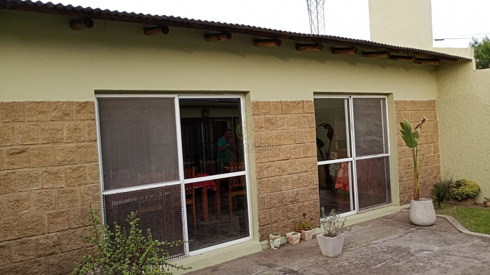 Casa de 2 dormitorios, garaje y quincho.