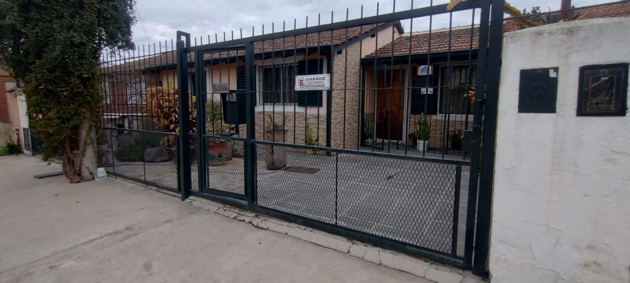 Vivienda familiar con tres dormitorios y patio.