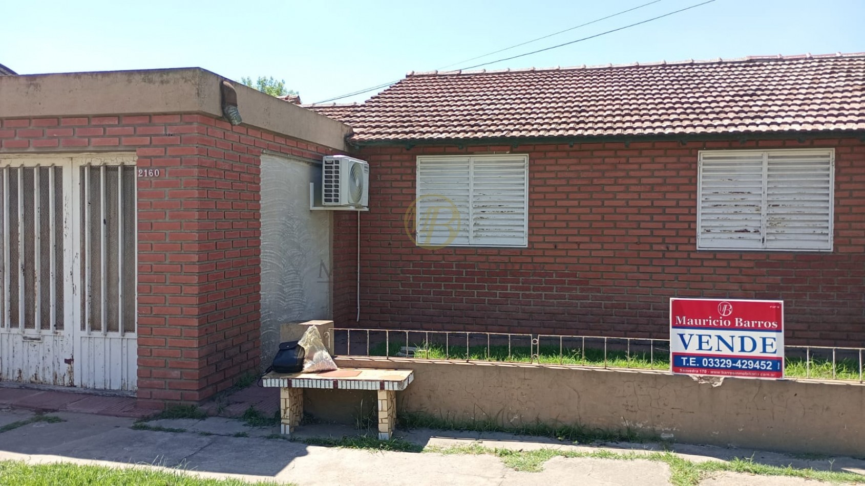 Casa con tres dormitorios, patio y garaje.