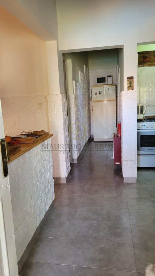 Casa principal, Departamento de 1 dormitorio y Monoambiente. Ubicados sobre terreno de 11 por 35 metros. 