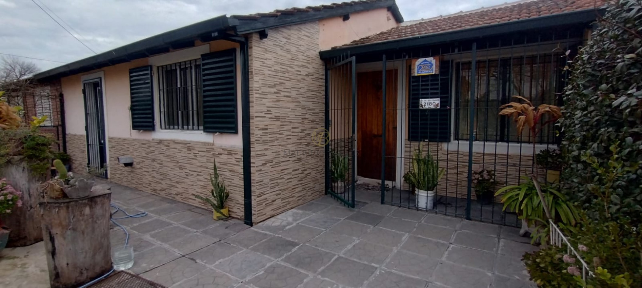 Vivienda familiar con tres dormitorios y patio.