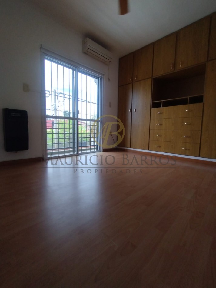 Duplex de dos dormitorios, cochera y patio. Excelente ubicacion y estado.