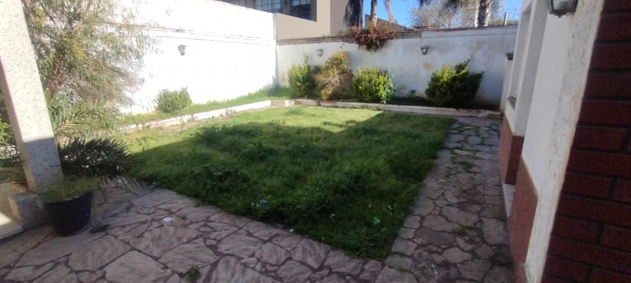 Casa en inmejorable ubicacion, sobre barrancas. A metros de calle Mitre y C. Pellegrini