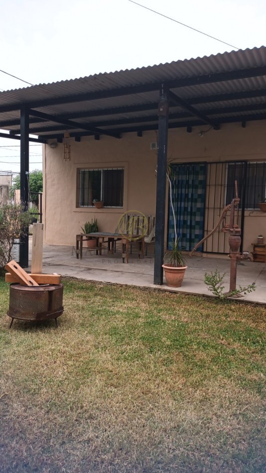 Casa principal, Departamento de 1 dormitorio y Monoambiente. Ubicados sobre terreno de 11 por 35 metros. 