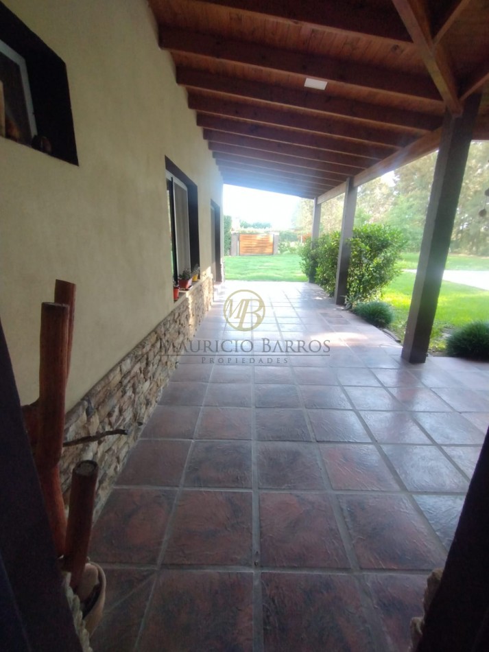 Casa quinta con amplio parque y pileta.