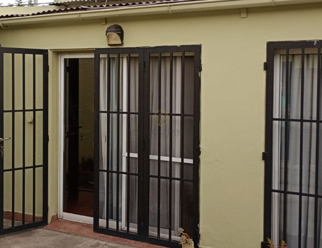 Casa de 2 dormitorios, garaje y quincho.