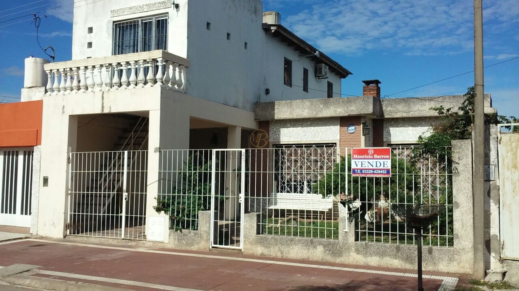 Casa de tres dormitorios con un departamento independiente en planta alta.