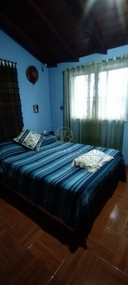 Vivienda familiar con tres dormitorios y patio.