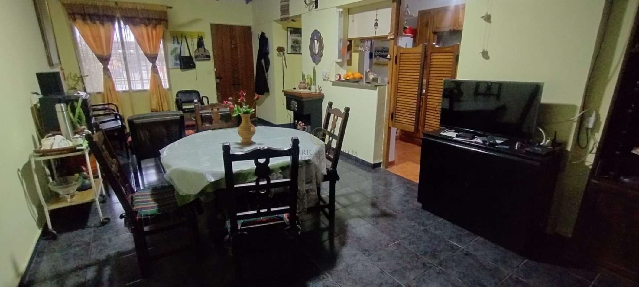 Vivienda familiar con tres dormitorios y patio.
