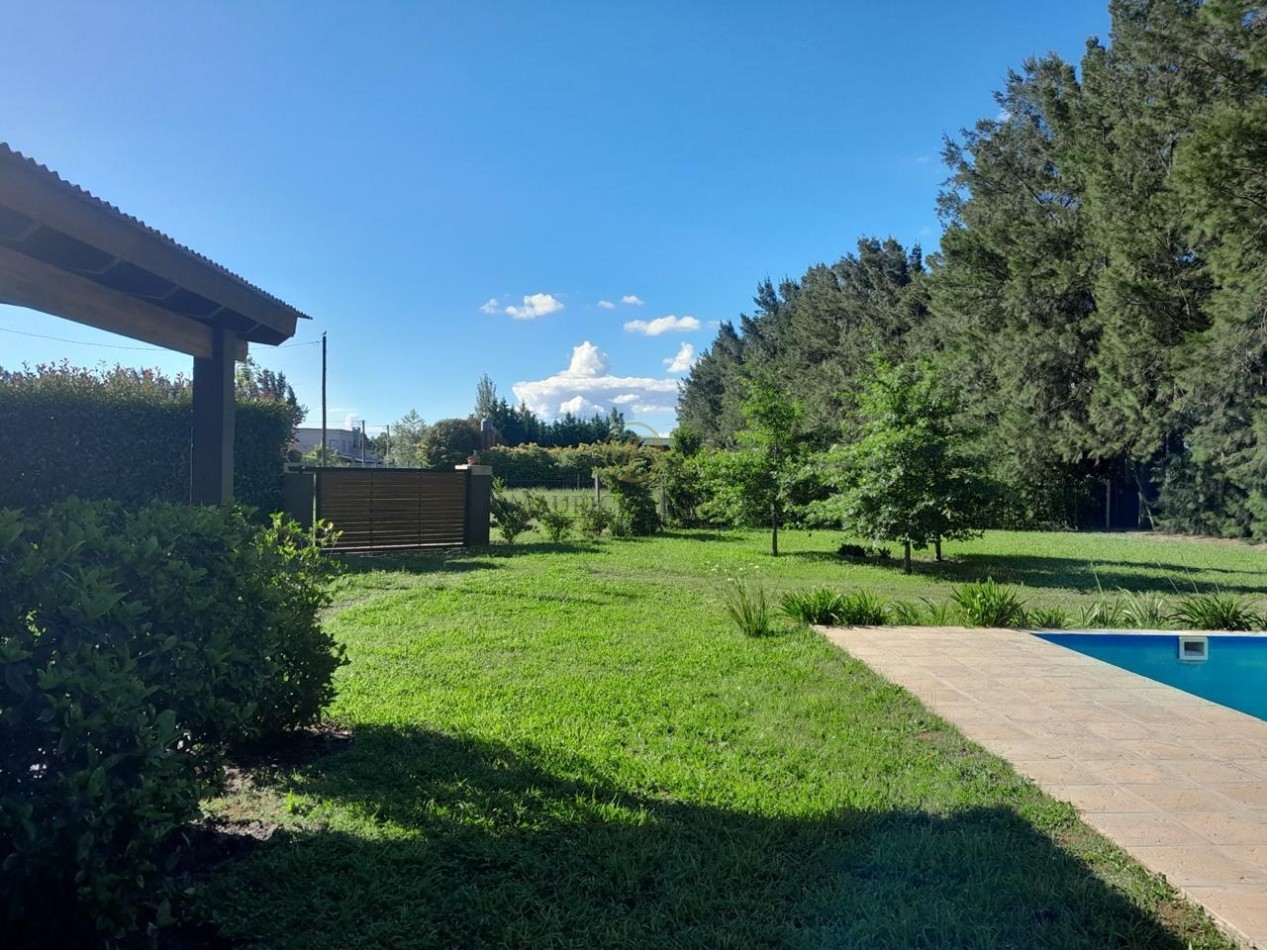 Casa quinta con amplio parque y pileta.