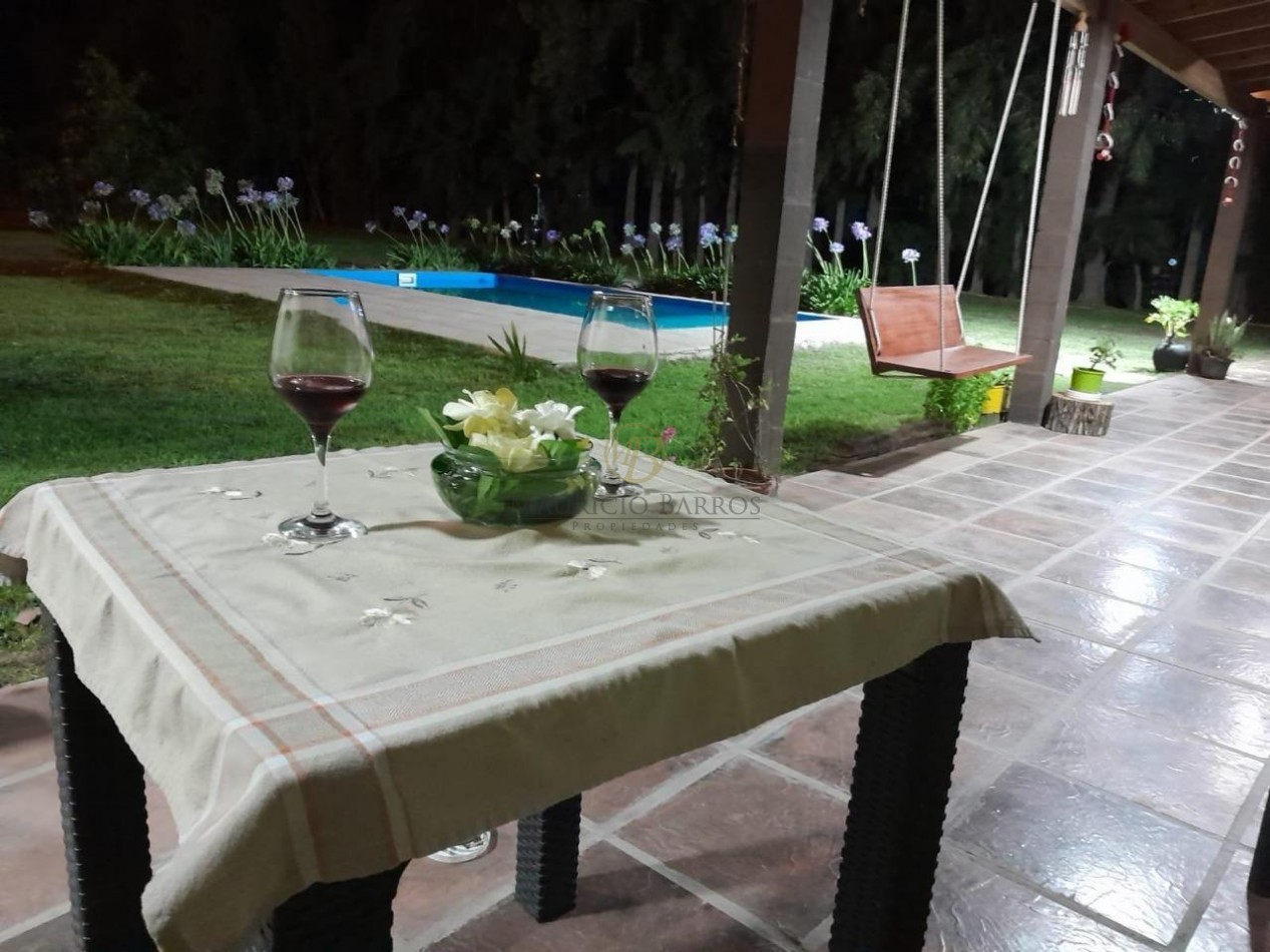 Casa quinta con amplio parque y pileta.