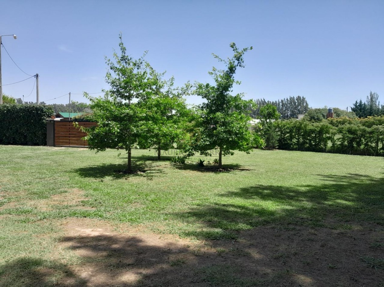 Casa quinta con amplio parque y pileta.