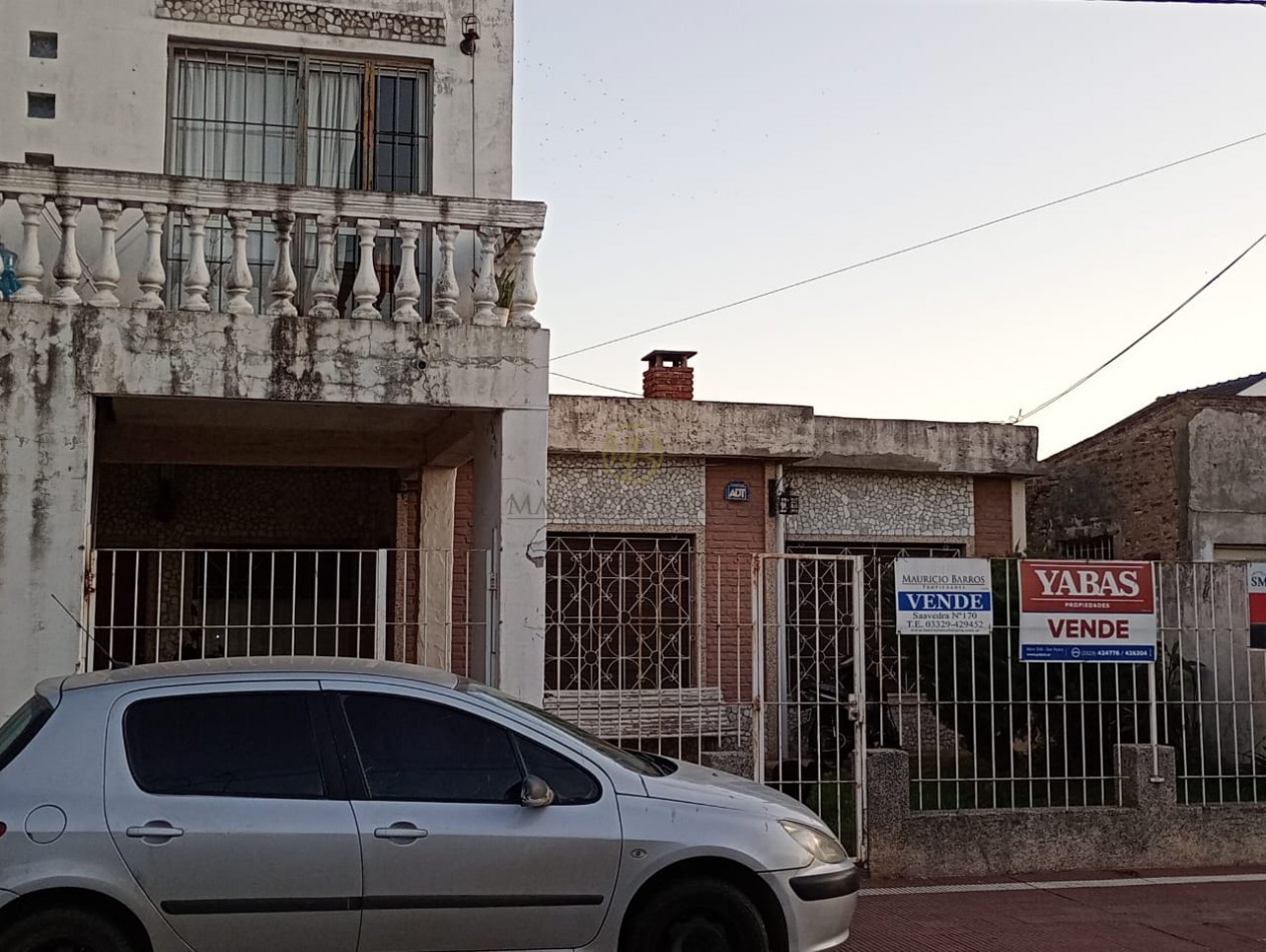 Casa de tres dormitorios con un departamento independiente en planta alta.