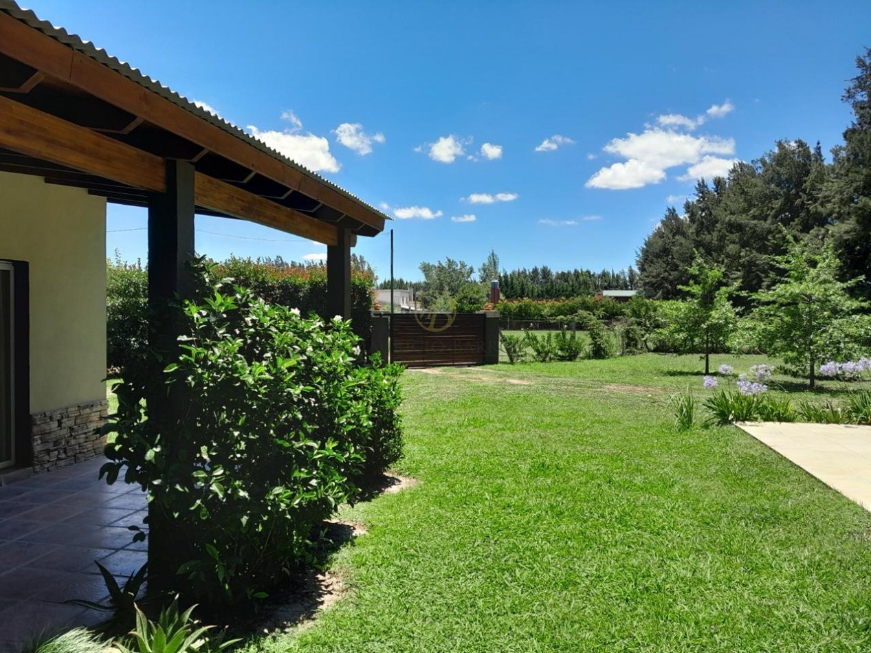 Casa quinta con amplio parque y pileta.