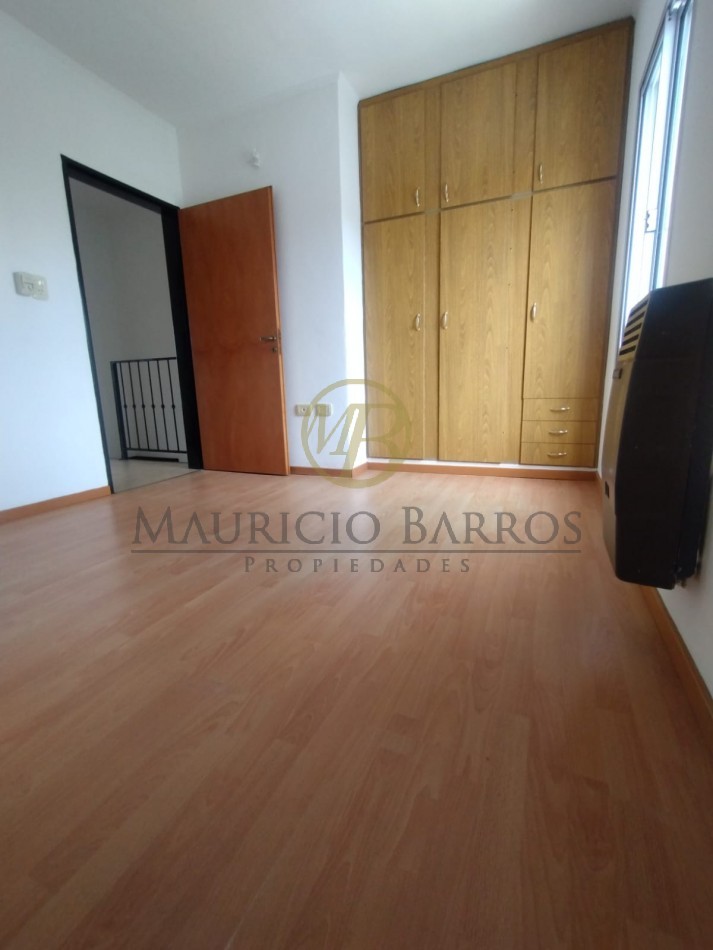 Duplex de dos dormitorios, cochera y patio. Excelente ubicacion y estado.