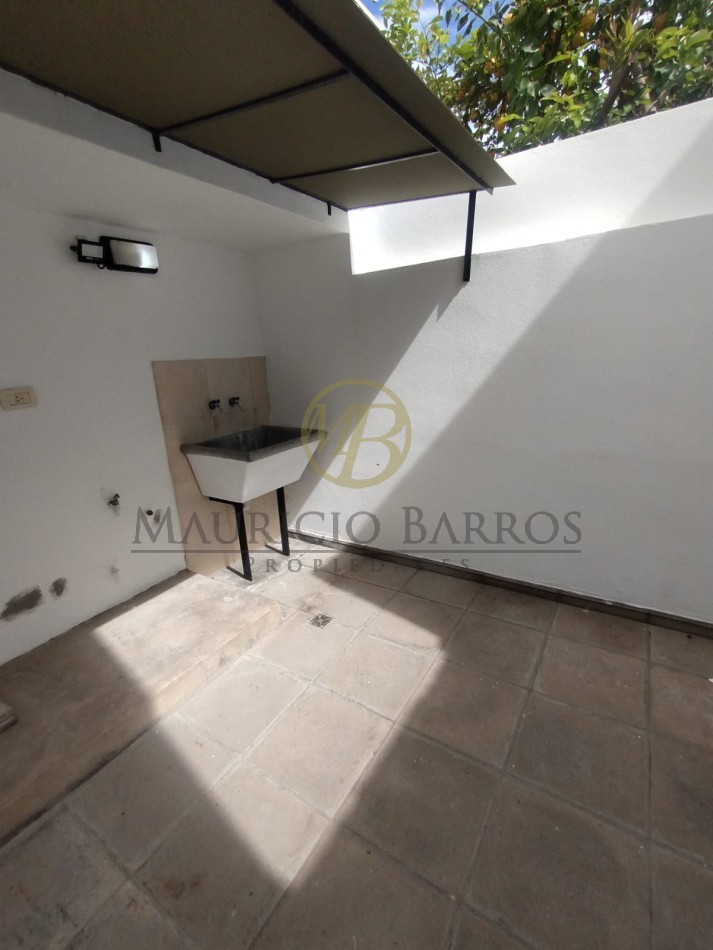 Duplex de dos dormitorios, cochera y patio. Excelente ubicacion y estado.