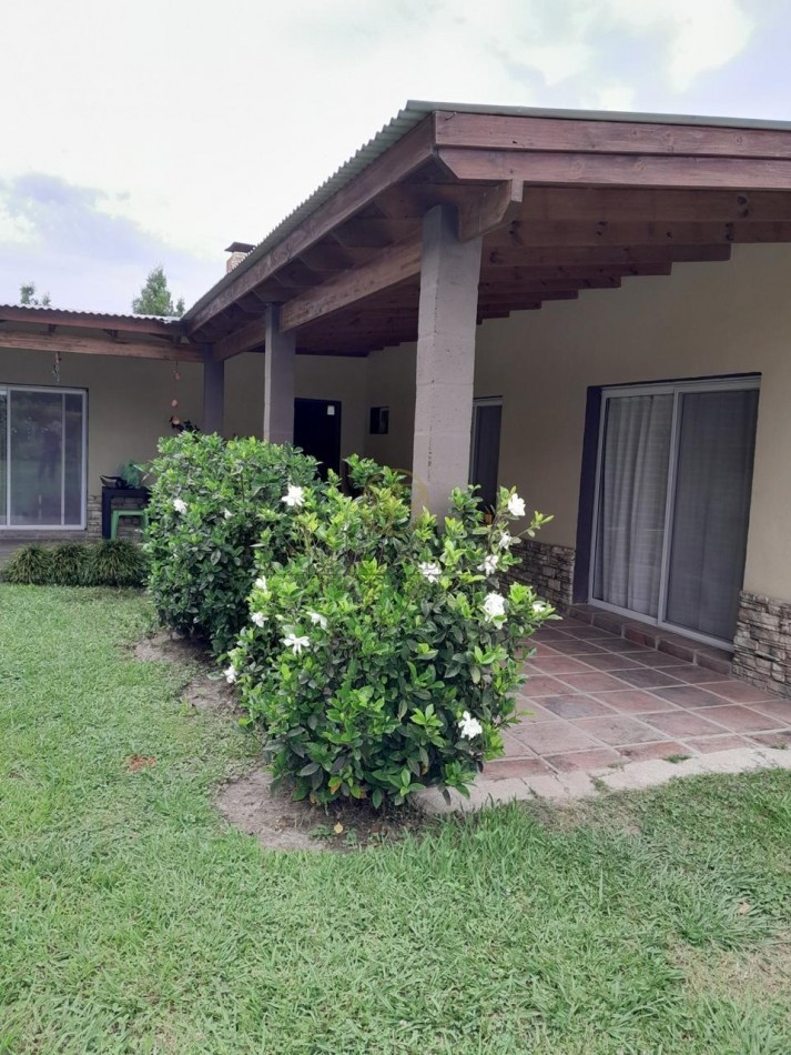 Casa quinta con amplio parque y pileta.