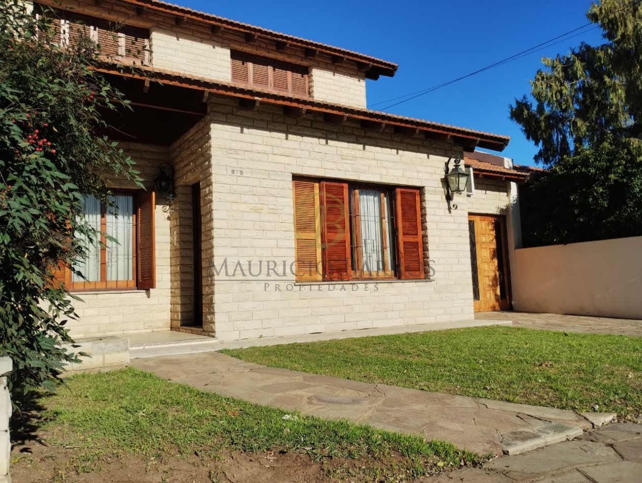 Casa de 4 dormitorios, garaje y patio.