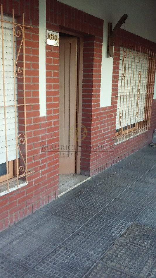 Casa dos dormitorios sobre Avda. Sarmiento